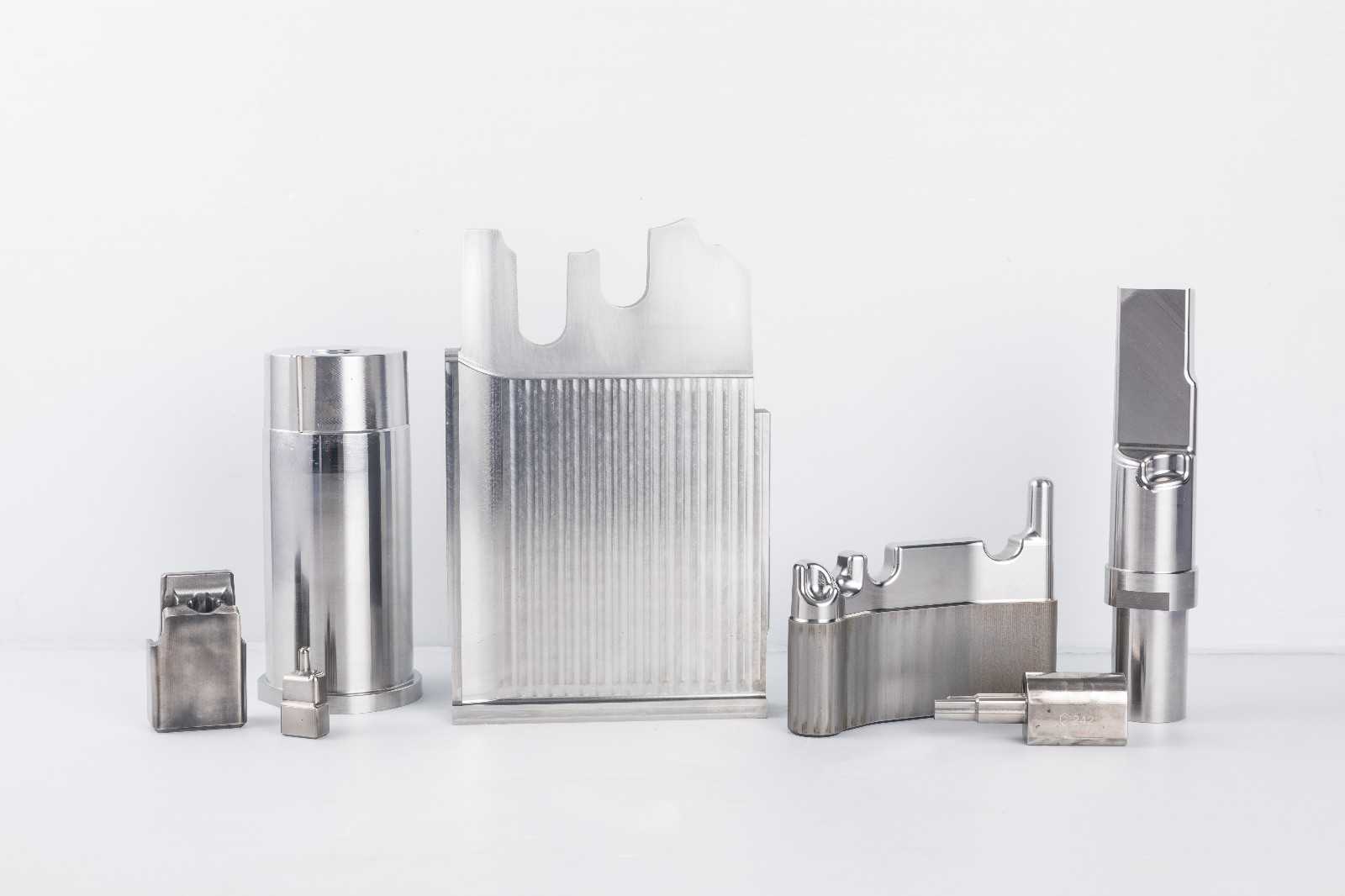 塑料擠壓模具材料一般用什么，塑料模頭出料擠壓